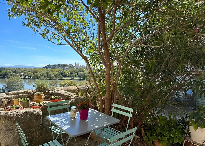 Charmante Petite Maison Avec Vue Panoramique, En Centre Historique, Proche D'Avignon, Ancienne, Renovee, Climatisee, Wi-Fi, Terrasse, Parking Public Gratuit